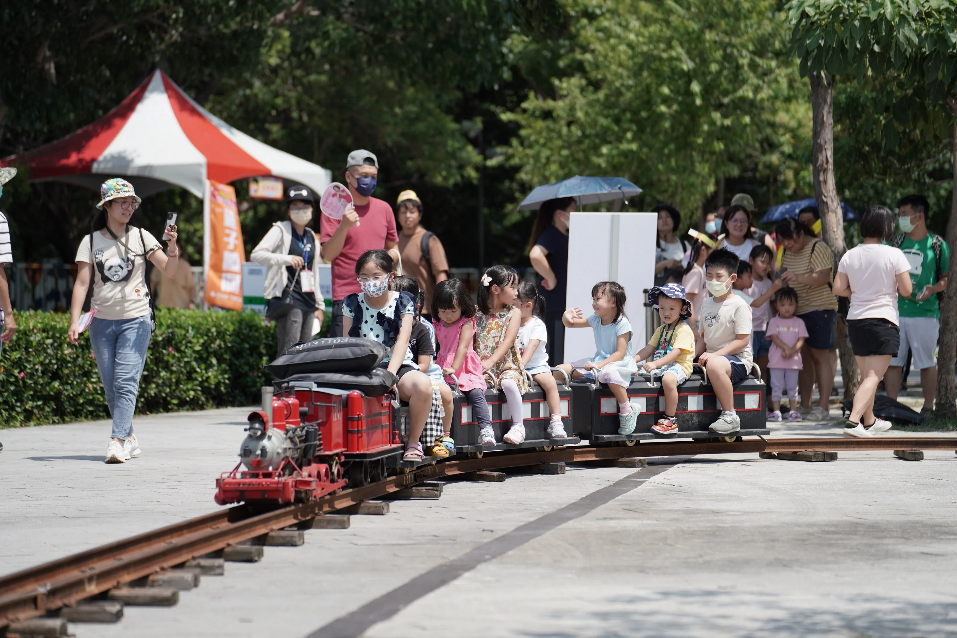 現場軌道小火車迷你可愛-吸引小朋友熱情搭乘現場軌道小火車迷你可愛-吸引小朋友熱情搭乘。臺中市客委會提供
