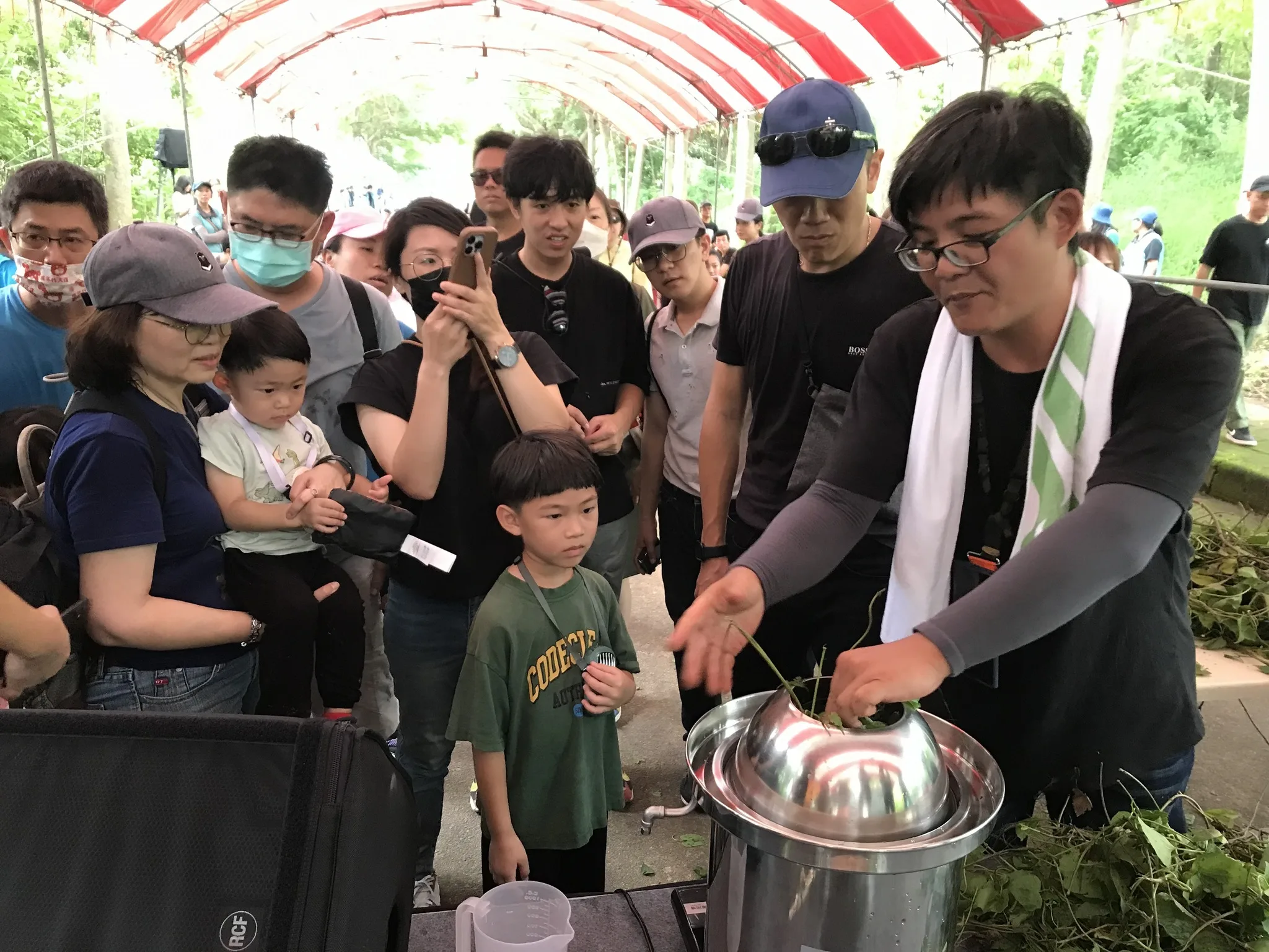 由台三線藝術季學校成員現場教導大家小花蔓澤蘭純露的製作與應用。林業及自然保育署臺中分署提供