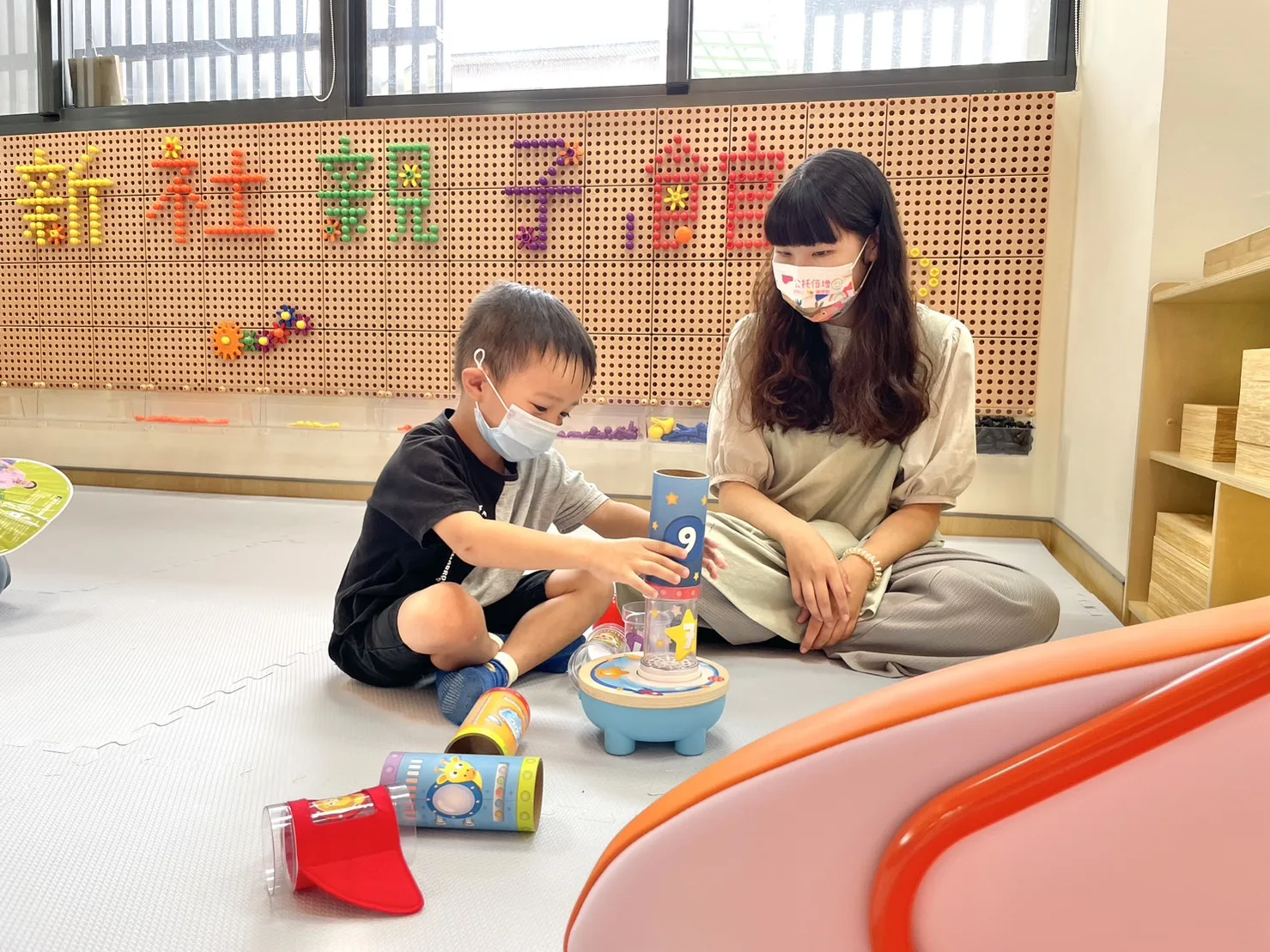 親子館提供0-6歲嬰幼兒及家長托育諮詢、親子活動和教玩具借閱。台中市政府提供
