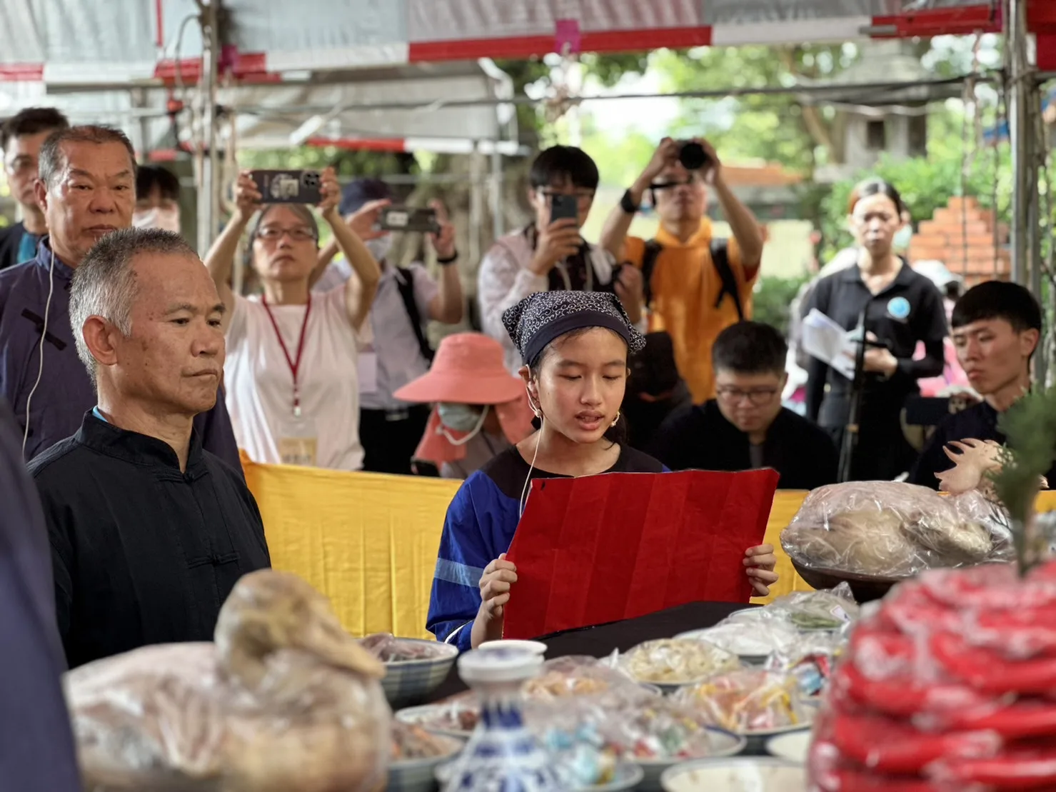 讀祝禮生特別由龍潭國中林宥岑同學擔任，打破傳統祭儀係男性主導的性別刻板印象。桃園市客家事務局提供
