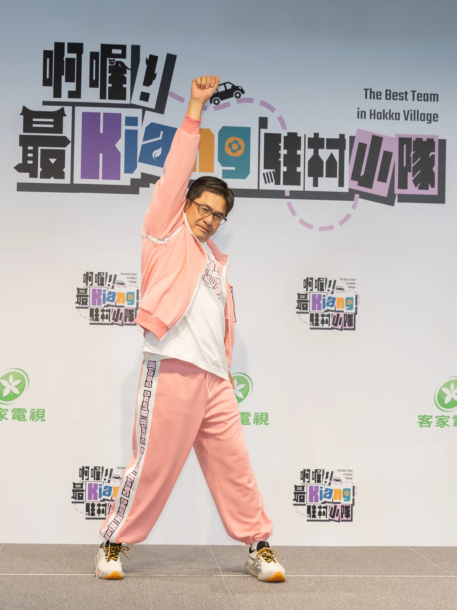 隊長洪都拉斯是門面擔當，負責拉近與村里長輩間的距離。客家電視台提供
