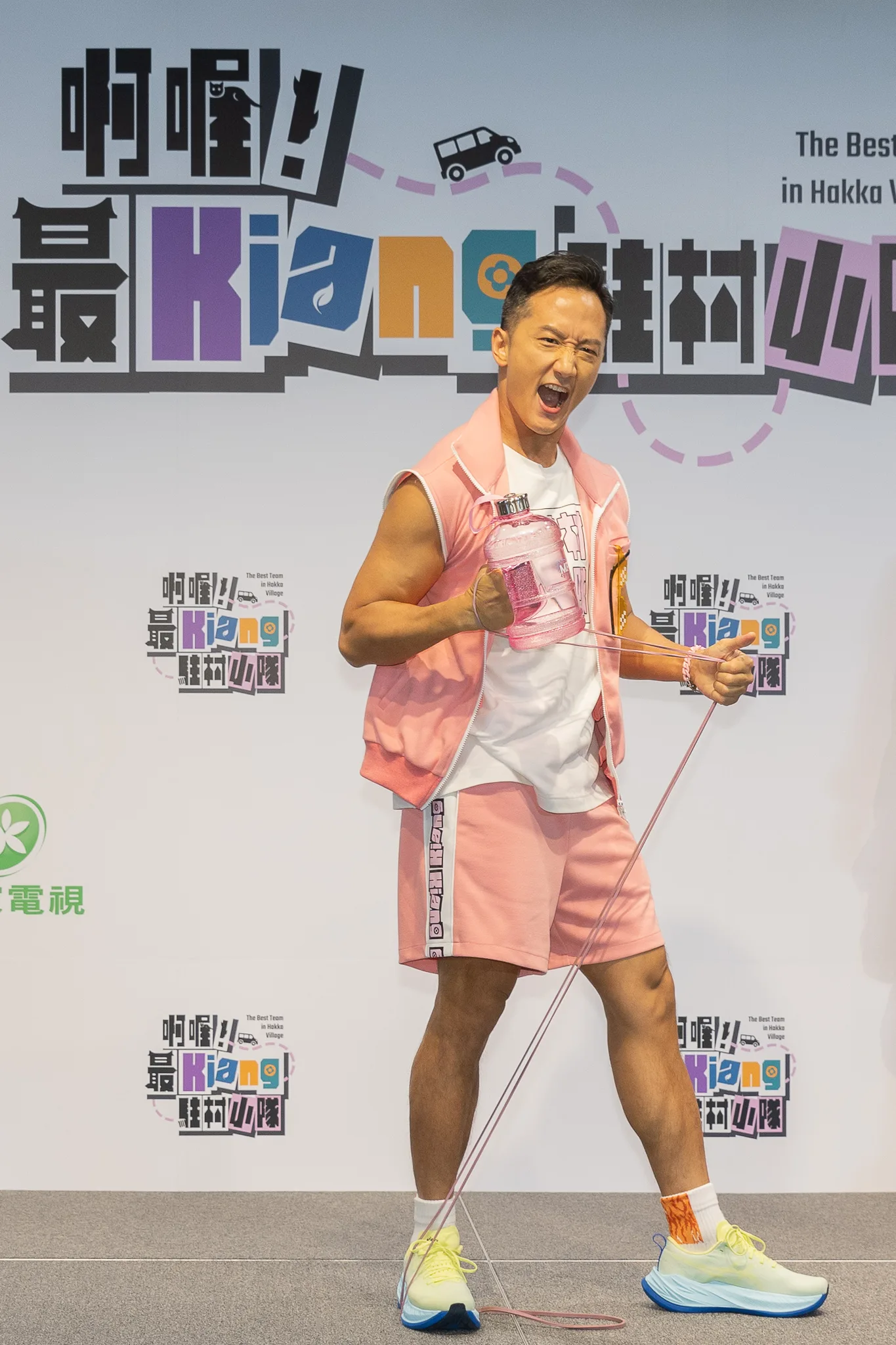 體能擔當高英軒要在村裡照顧長輩們的健康。客家電視台提供