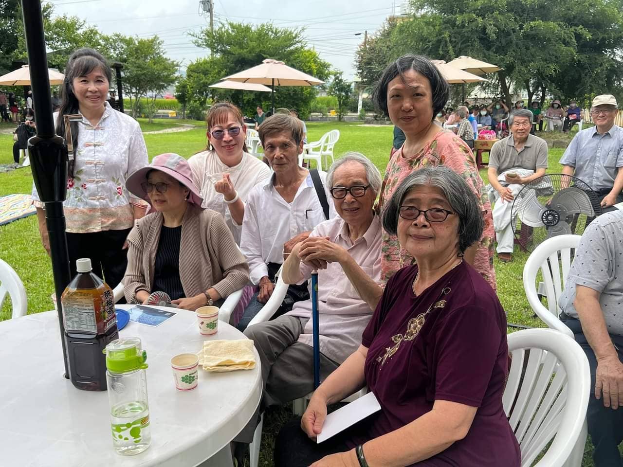 今年6月中旬傅銀樵（中）參加老師李喬的生日音樂會與李喬夫婦（前排座右一、二）、葉菊蘭（前排坐左一）等人合影。傅銀樵提供