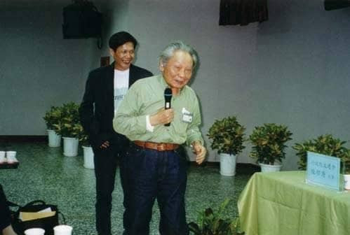 傅銀樵（左）在真理大學舉行的「福爾摩沙的心窗﹣王昶雄文學會議」，與鍾肇政合影。傅銀樵提供