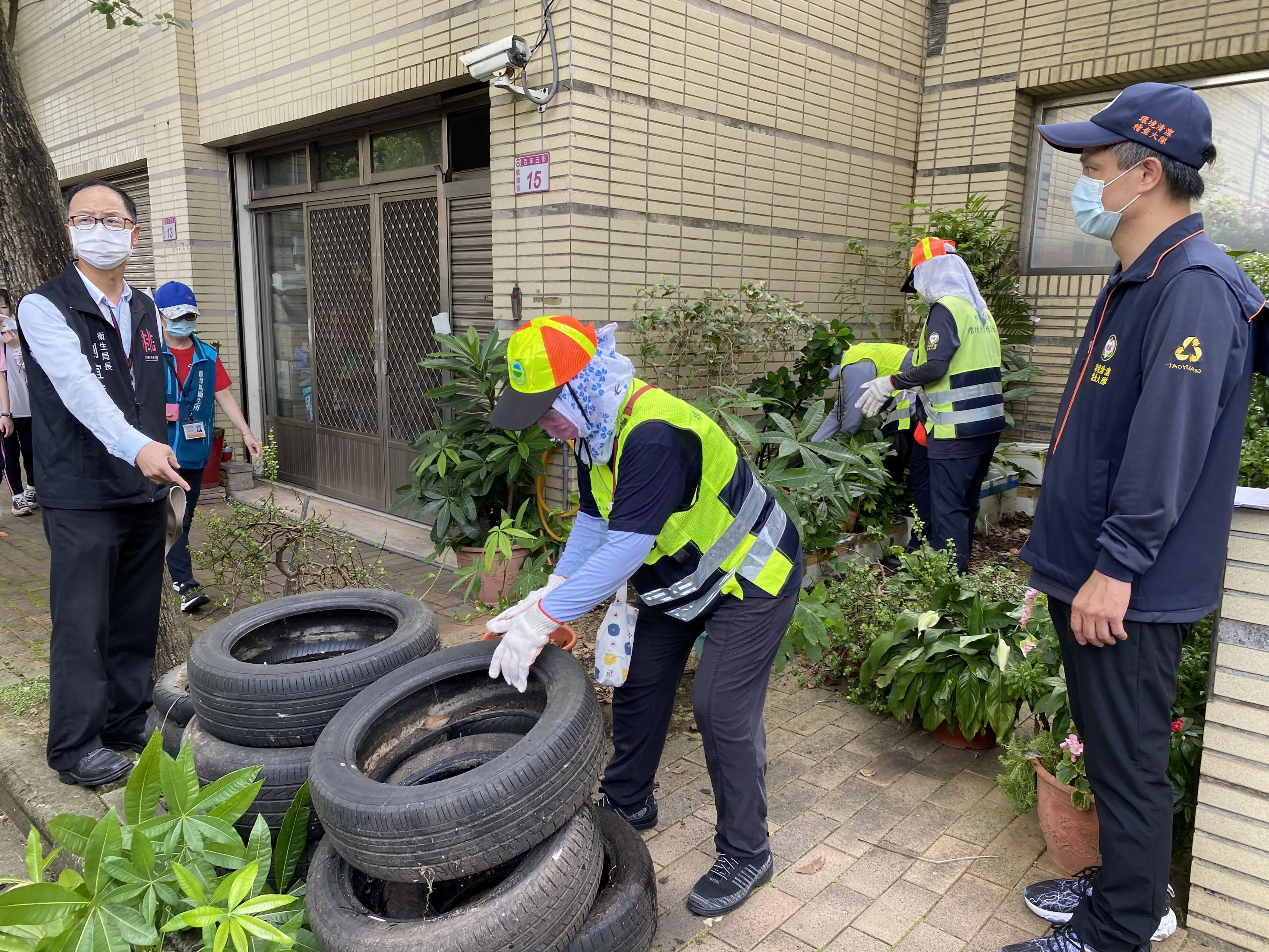 衛生局提醒民眾儘快檢查所屬區域及家戶內外積水容器及戶外菜園，落實「巡、倒、清、刷」。桃園市政府提供