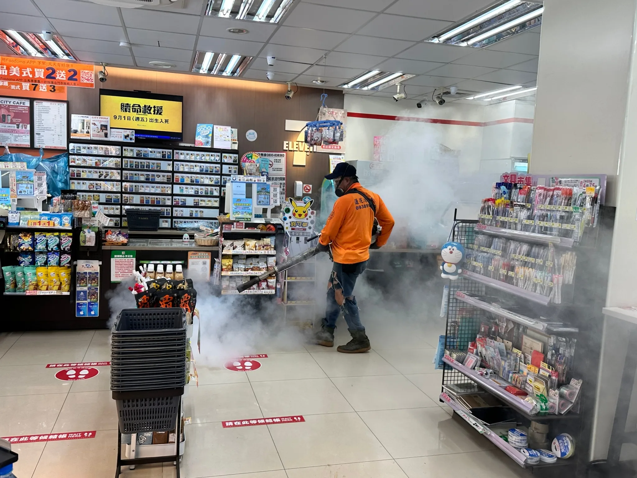 桃園市衛生局至社區勘查登革熱消毒作業。桃園市政府提供