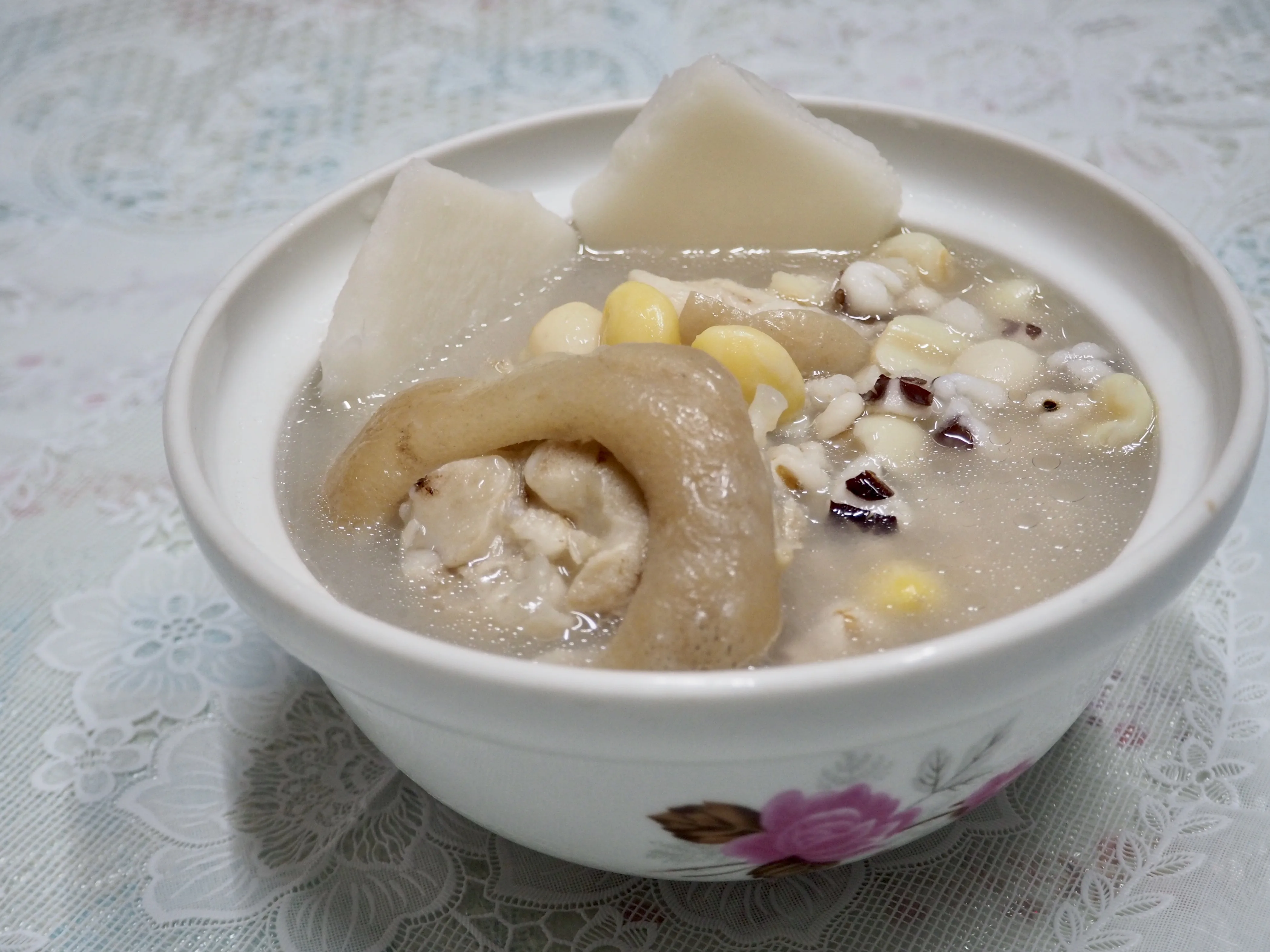 客家人吃的甜四神湯以加豬腳聞名，豬腳先蒸熟軟爛把油逼出來，再放進湯裡煲。蕭秀琴攝