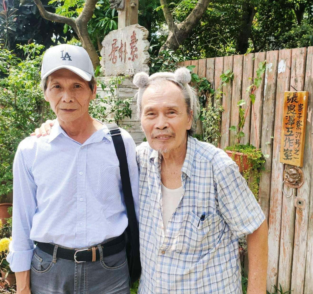 2021年張良澤位於真理大學的台灣文學資料館，遭校方無預警換鎖，他被拒於門外，傅銀樵特別南下聲援。傅銀樵提供