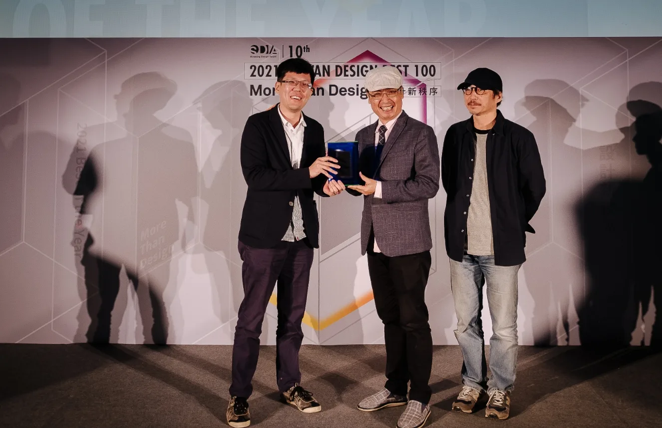 《靛花 tien faˊ》曾獲得2021臺灣年度設計大獎《Shopping Design》Taiwan Design BEST 100「年度在地文化新演繹」獎項，客傳會董事長陳邦畛（右二）及週刊編輯李取中（右一）上台領獎。蘇佑昇攝