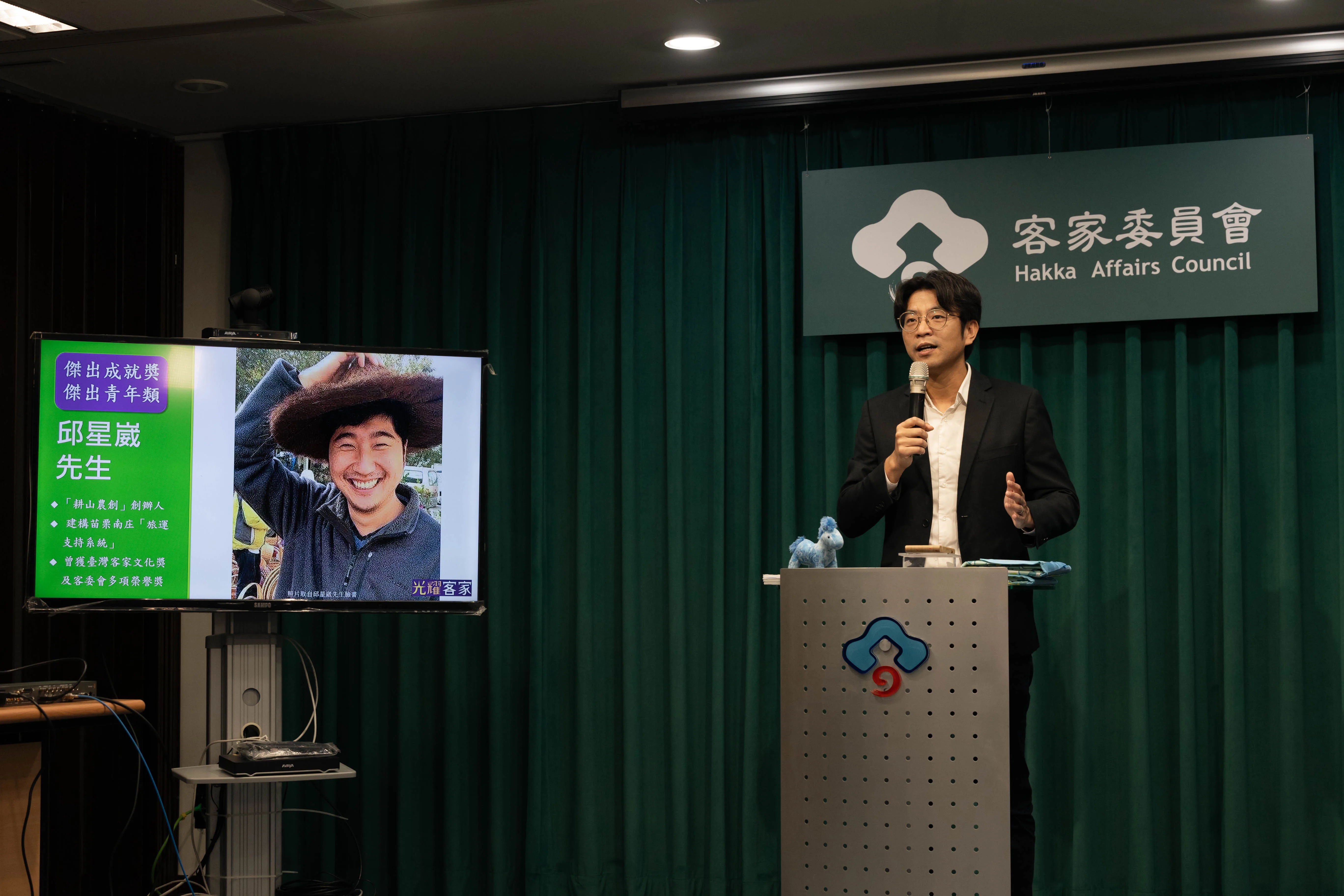 周江杰一一介紹2023客家貢獻獎得主。客委會提供