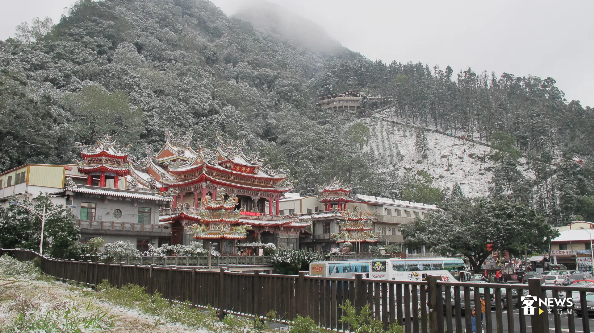 2016年初霸王寒流來襲,獅潭仙山降下瑞雪,九天玄女娘娘廟(右上方)與靈洞宮一片銀白世界,那年甘順發還任仙山總幹事,仙山降瑞雪是他生平首見。何來美攝