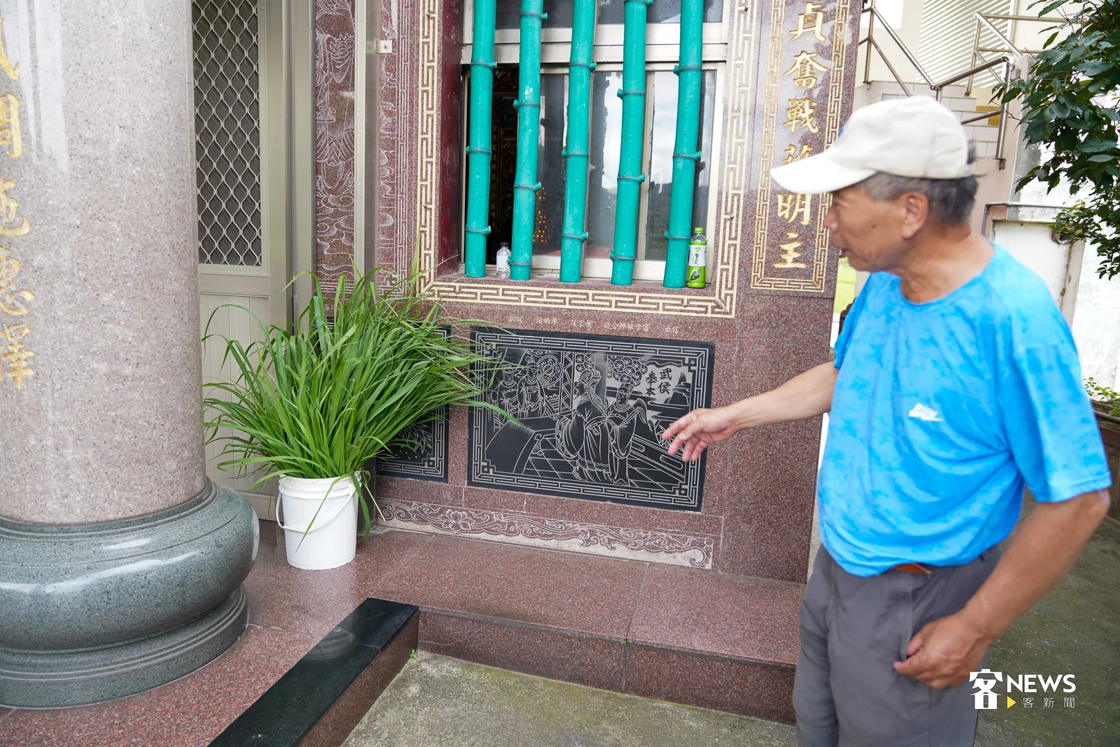 開臺宮門口擺放上牧草，代表義民爺兵馬駐在此地，顯示客家人的細心。何柏均攝
