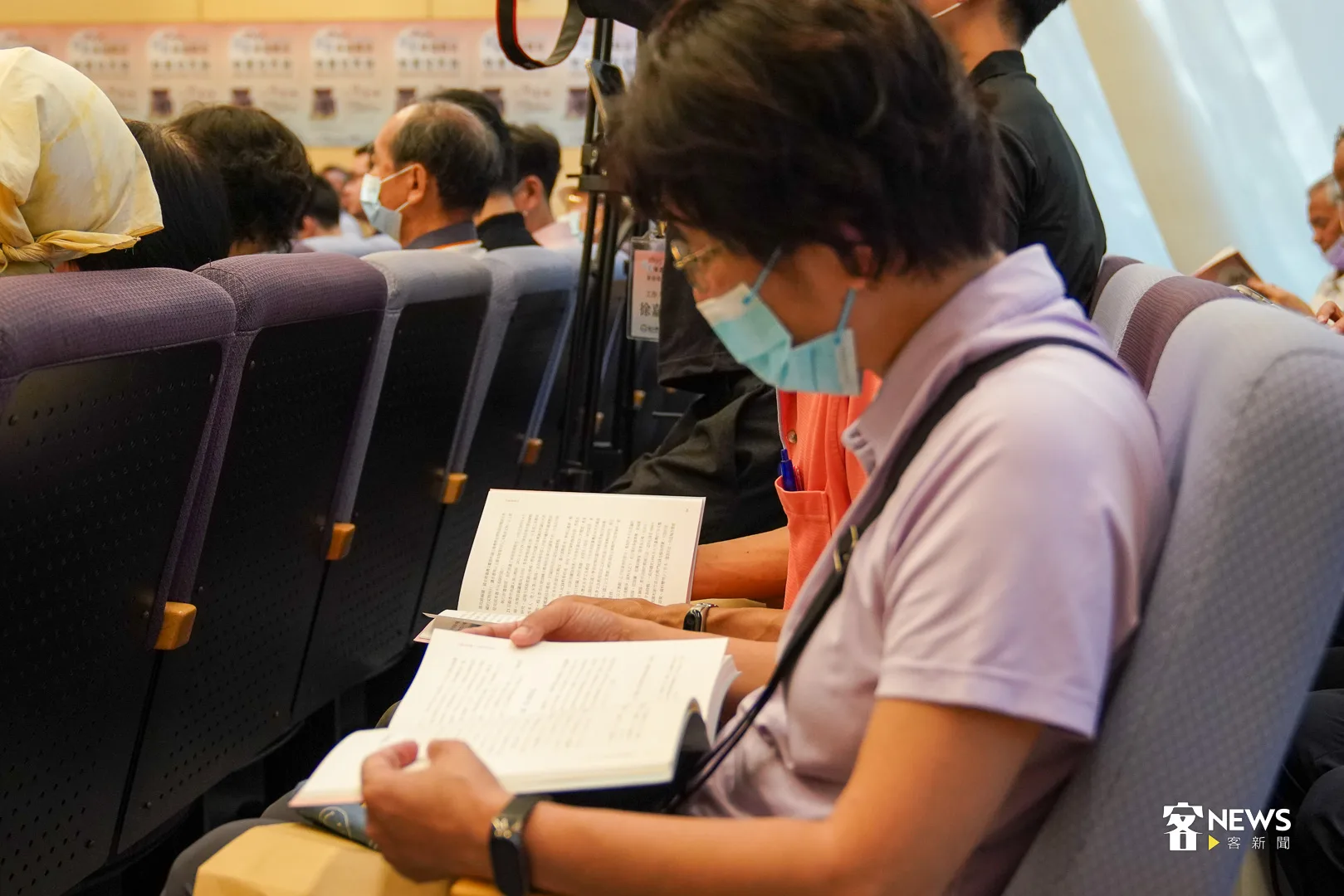 民眾拿到新書迫不及待地翻閱觀看。何柏均攝