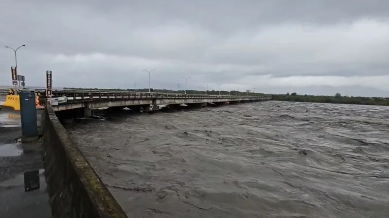 颱風海葵雨彈炸花蓮　上午水位降橋梁恢復通行