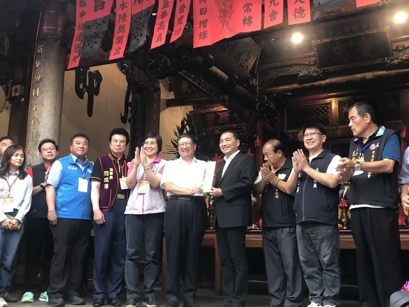 國民黨總統參選人侯友宜（右4）4日前往新竹縣出席義民節祭祀大典並致詞表示，現階段面臨外部挑戰很大，更應該遵循義民爺精神團結台灣，用義民爺守護土地的精神延續，讓台灣更好。中央社