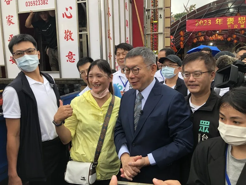 新竹縣褒忠亭義民廟為台灣客家族群重要的信仰中心，4日為義民節祭祀大典，民眾黨總統參選人柯文哲（前左3）出席參加，並與現場民眾互動合影。中央社