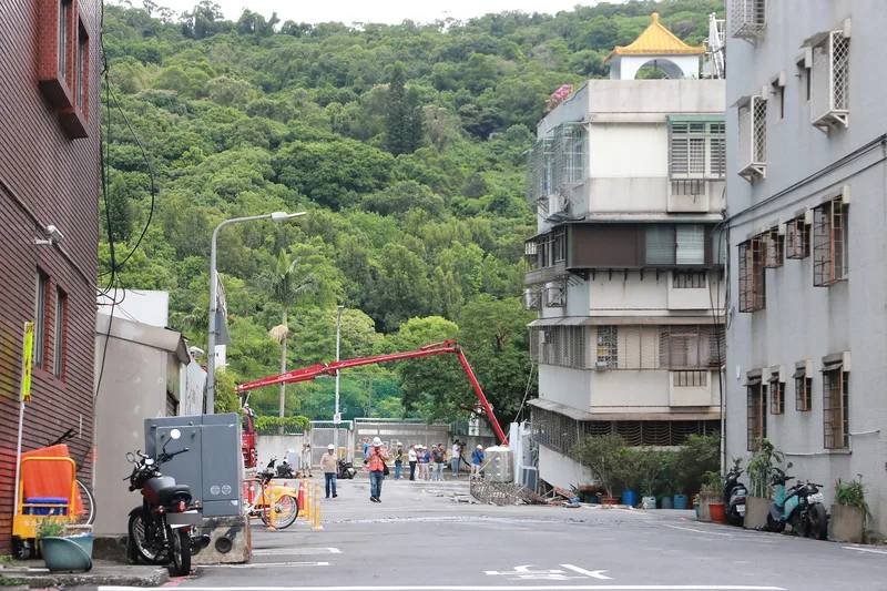 北市大直建案旁民宅傾斜，現場灌漿維持平衡。中央社