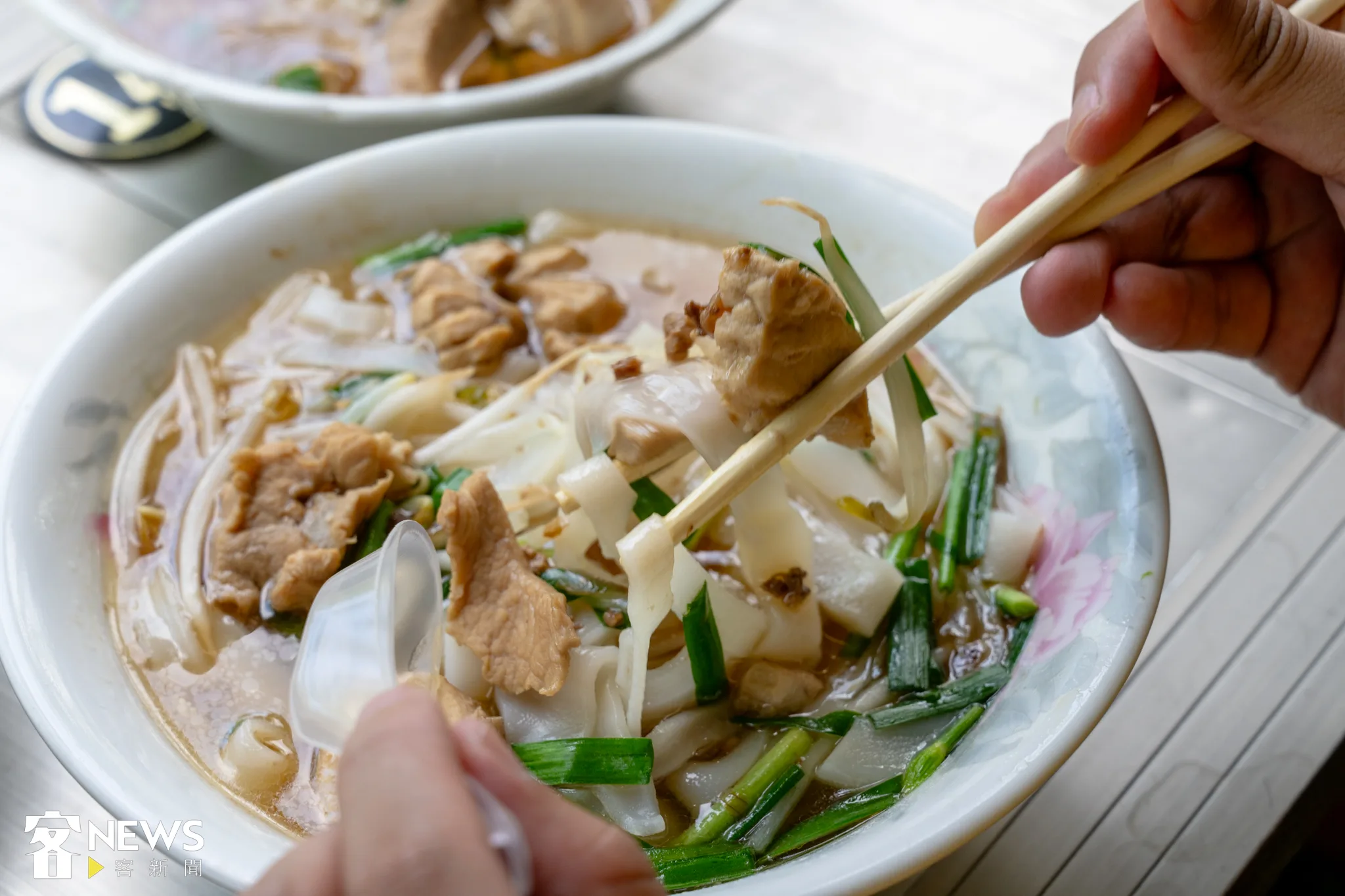 每碗粄條能吃到帶有嚼勁的魚肉和豬肉。宋佩遙攝