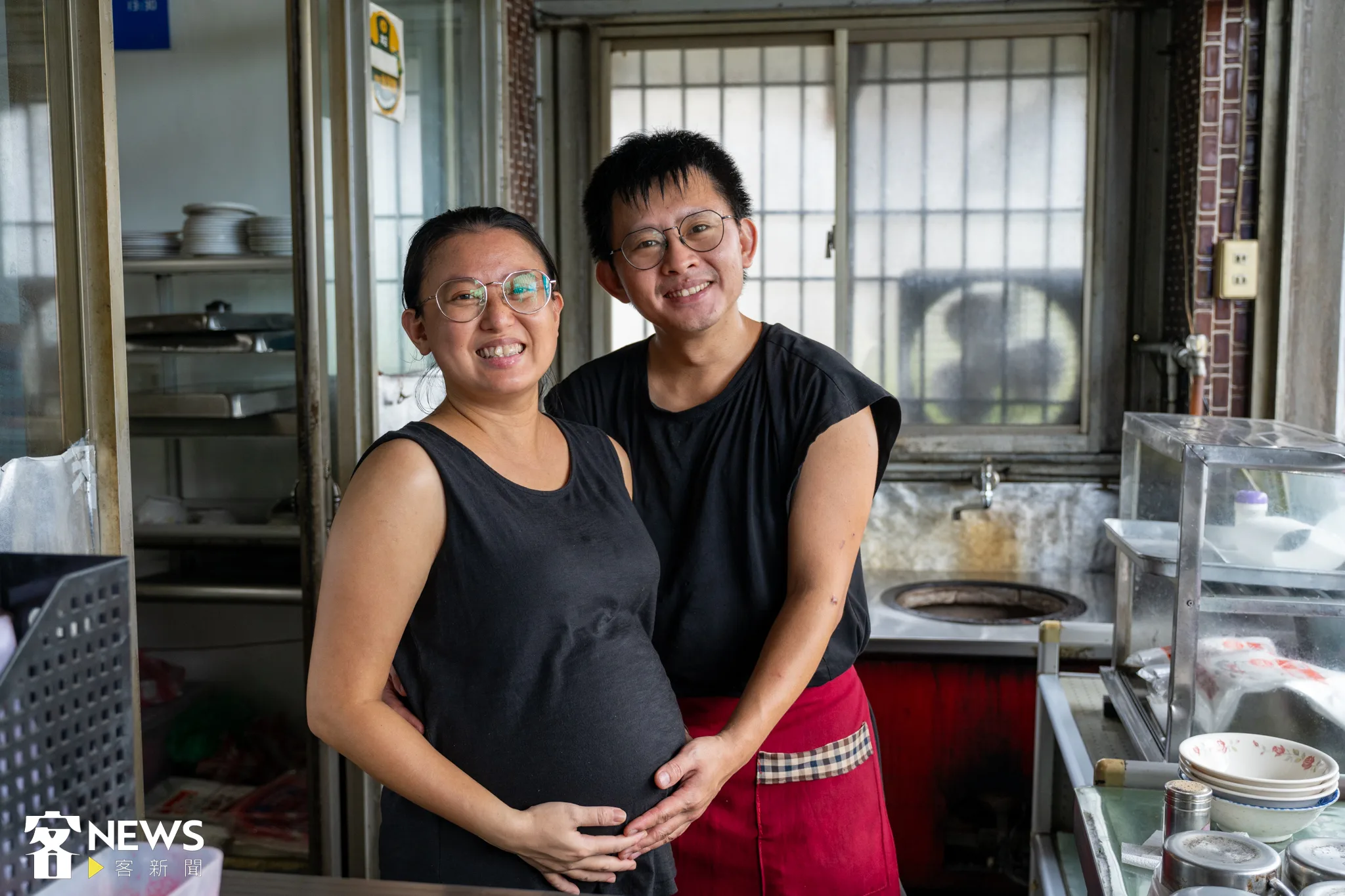 戴明哲因經營粄條店，才「拐」到這位好女孩，現在已經是和他在店裡忙進忙出的妻子。宋佩遙攝
