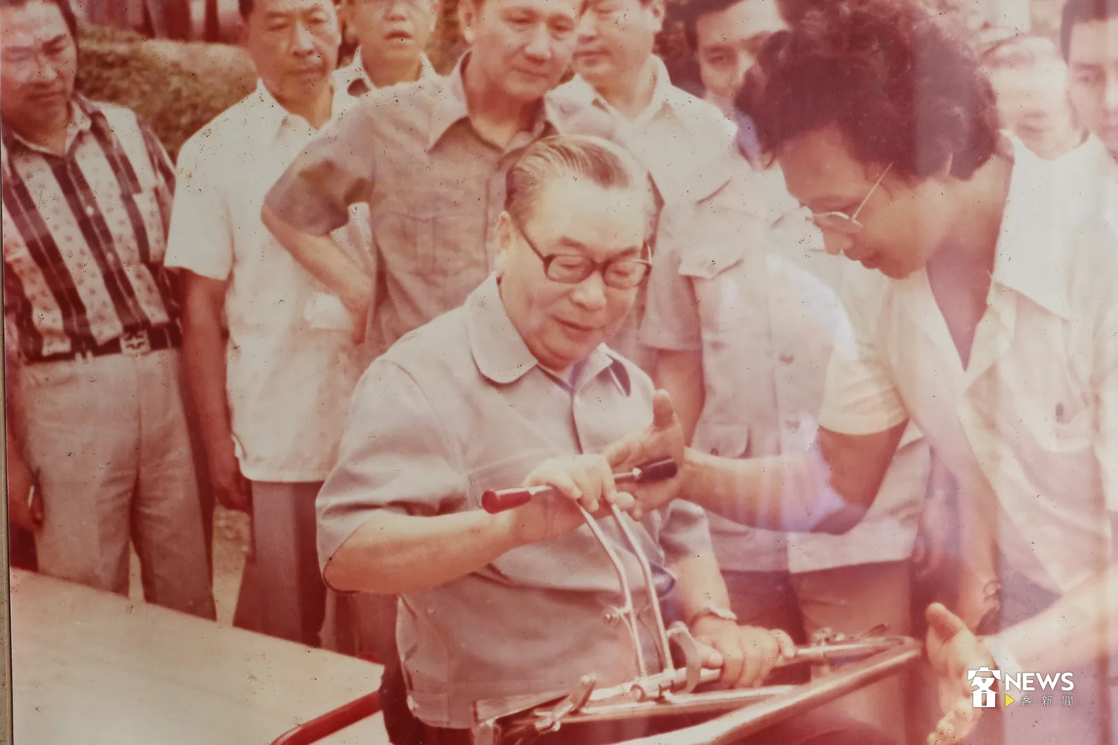 1980年蔣經國總統到獅潭視察,於甘順發開設的農機行前試駕伍氏搬運車,那時甘順發還留了一頭捲髮。何來美翻攝