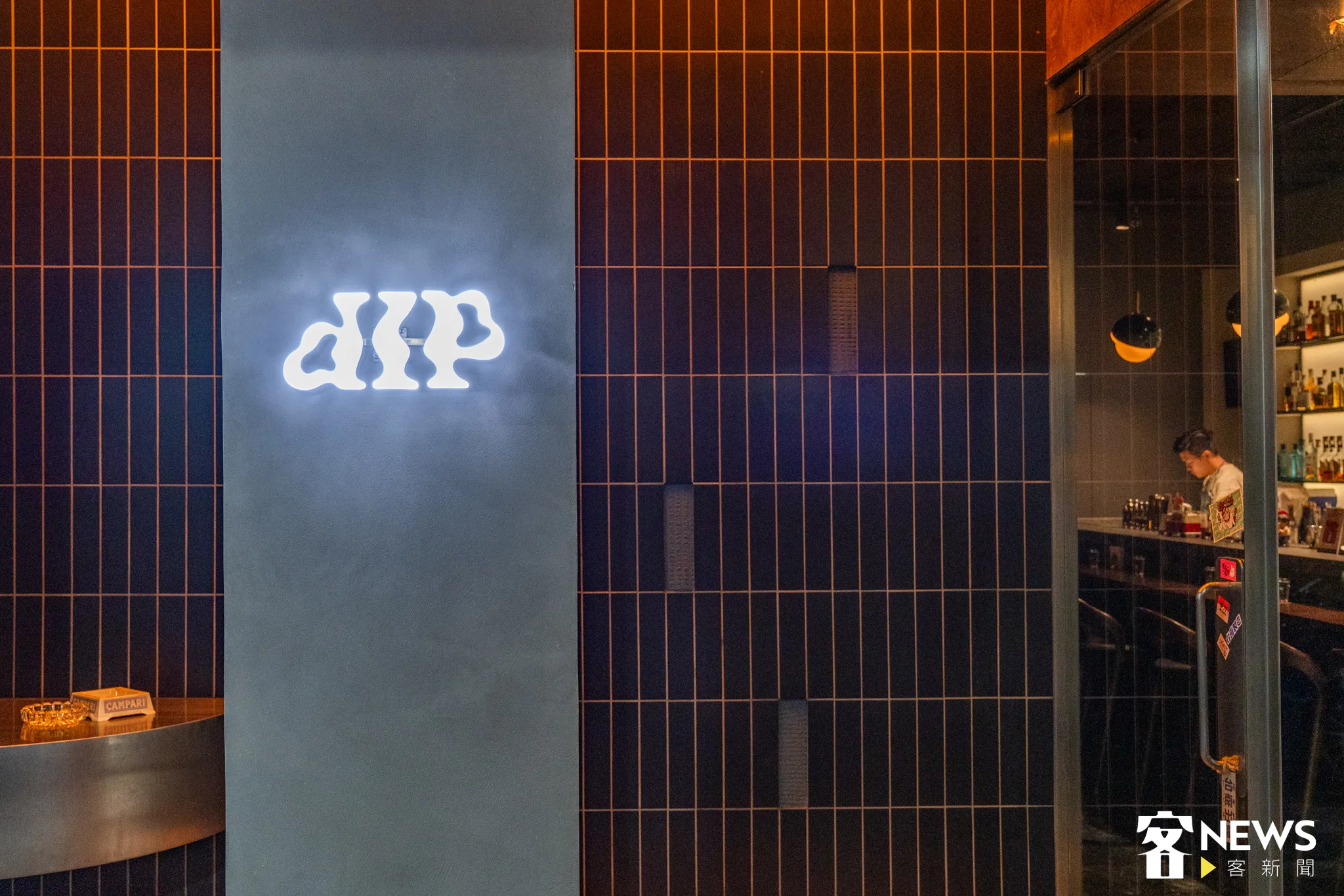 「dIP」Logo，靈感來自美濃客家藍染取出天然色素時做「浸泡」的過程，就像調酒師將風味萃取的技藝，明亮的招牌折射出湖水般的倒影，也象徵Bar dIP深根高雄的在地化。宋佩遙攝