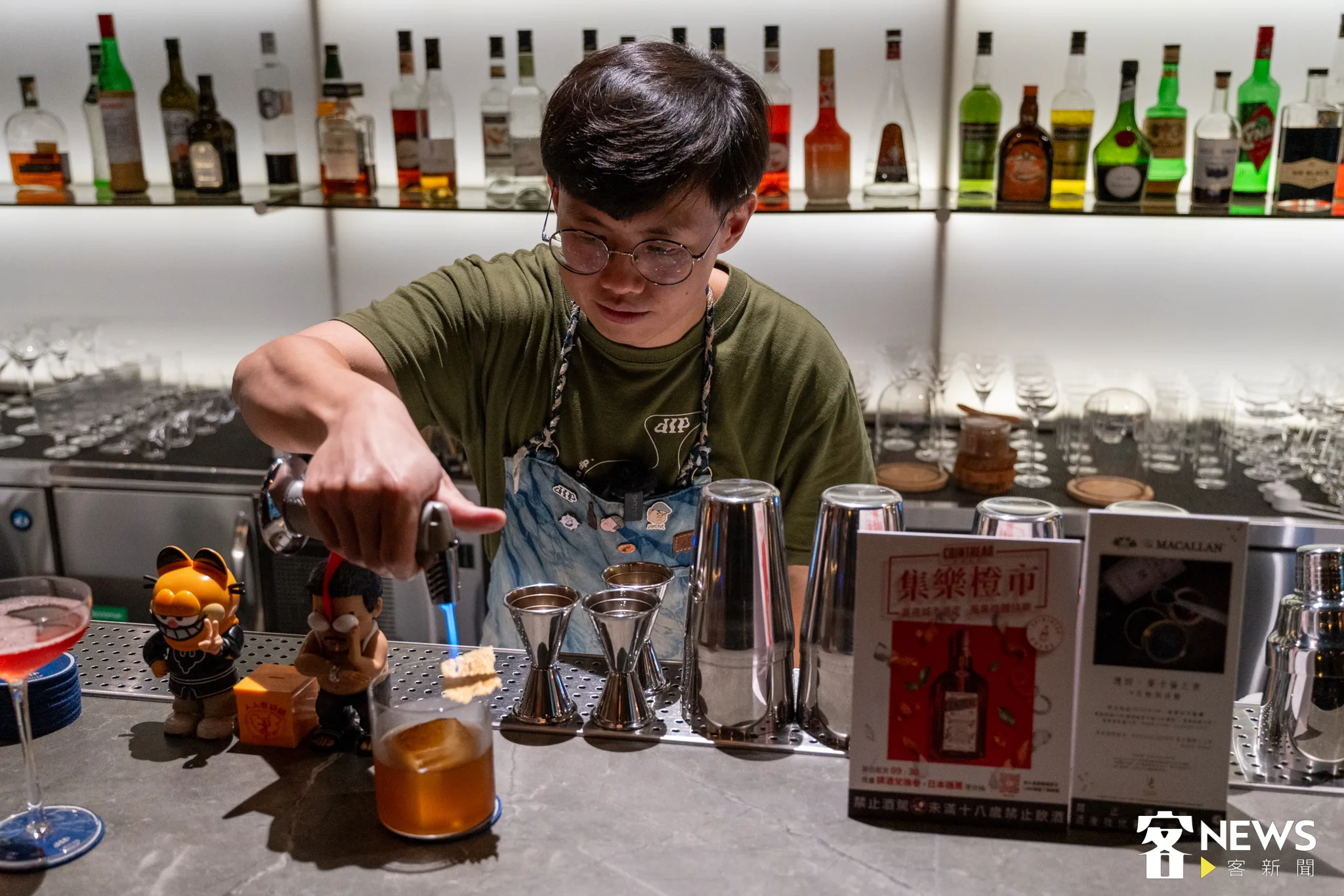 調酒師在調製〈鍋氣〉時，還會現場炙燒魷魚絲，此技法回應著Old Fashioned的製作傳統，而且威士忌會因為加熱產生更深層的風味。張凱清攝