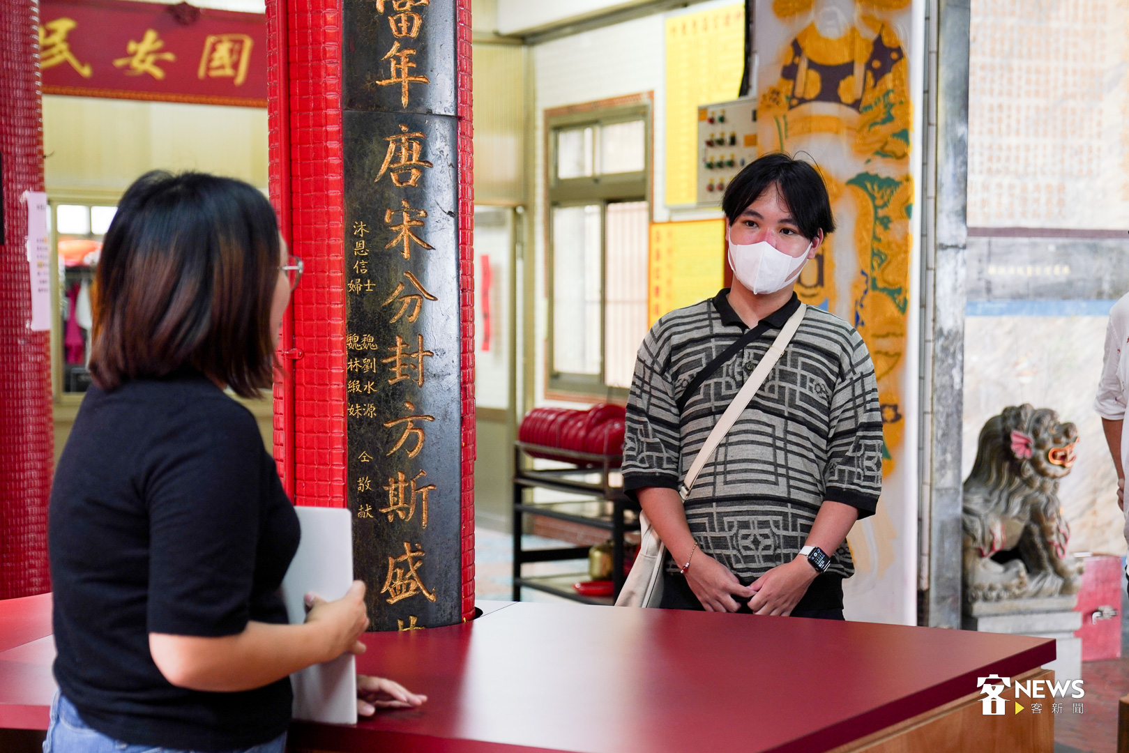 「無情客語走讀」主講人范湘婷（左）還擔心椿翼會聽不懂全客語，但他經過一年的學習客語，已聽懂全程。何柏均攝