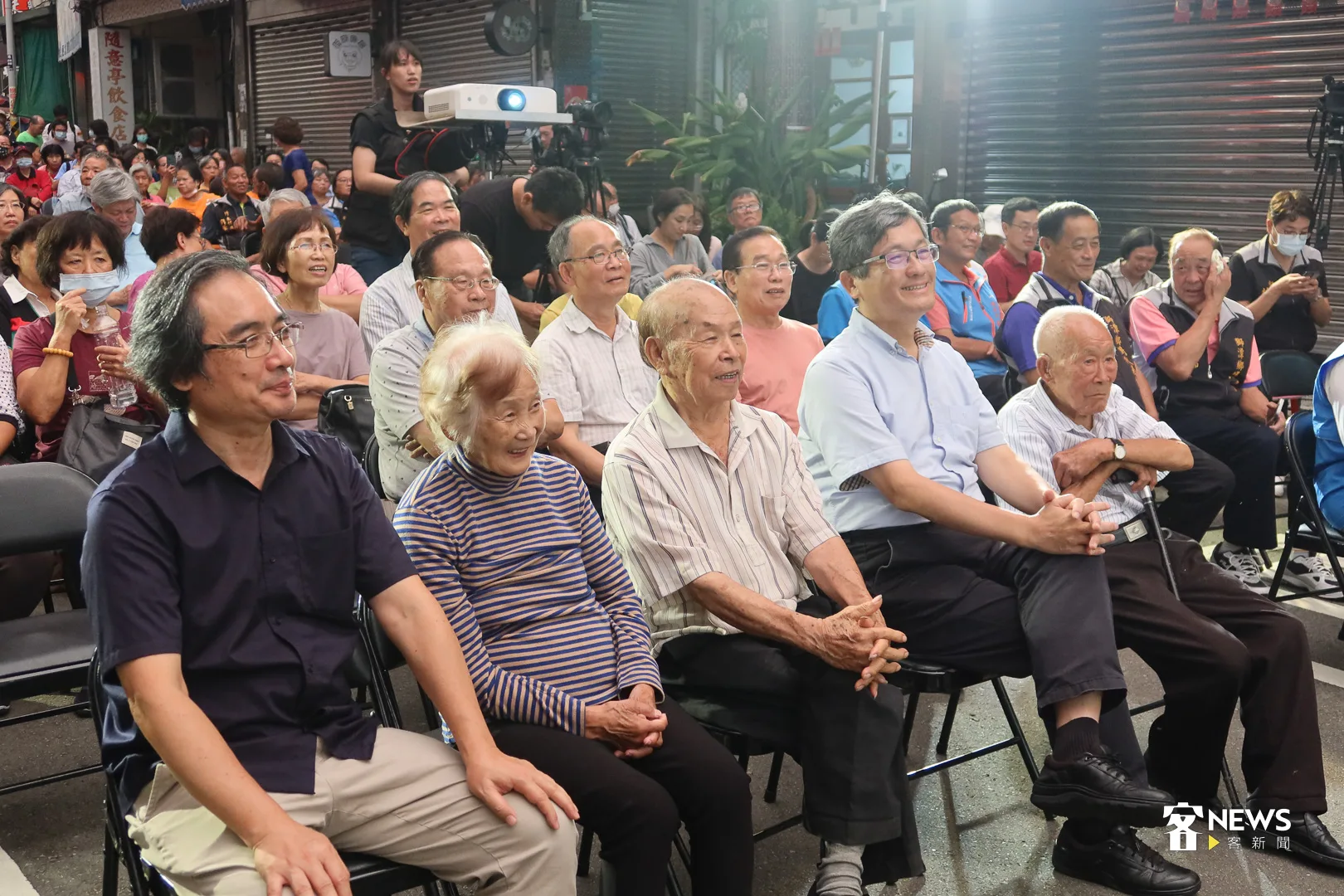 「花若盛開」9月15日晚在獅潭老街封街放映,前排郭火炎(右起)、楊長鎮、甘順發(左三)、黃春菊夫婦與陳邦畛看得出神。何來美攝