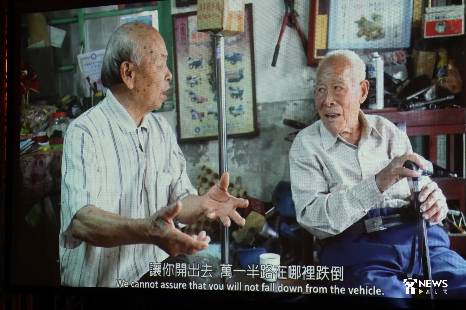 郭火炎(右)駕駛的搬運車都跟甘順發購買,已是第四輛,甘順發非常關心郭火炎的行車安全。何來美翻攝自「花若盛開」影片。