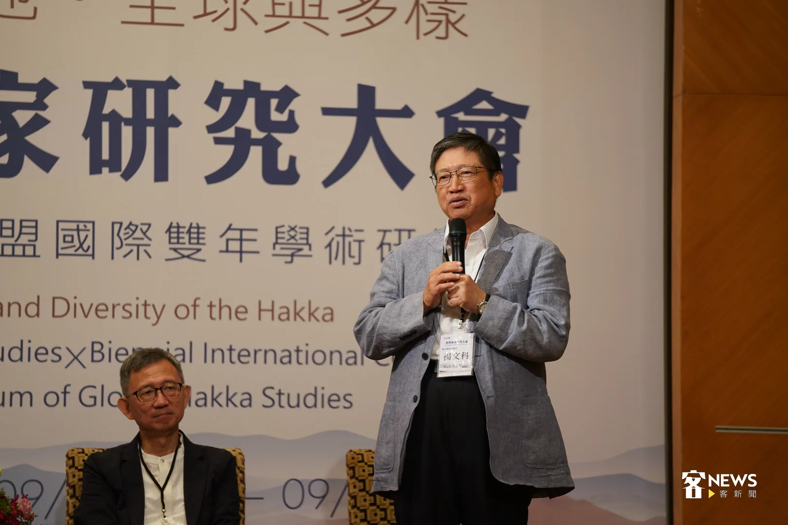 新竹縣長楊文科邀請學者24日至新竹縣參訪褒忠亭義民廟、北埔天水堂、竹北新瓦屋,體驗客家大縣新竹縣特有客庄風情。何柏均攝