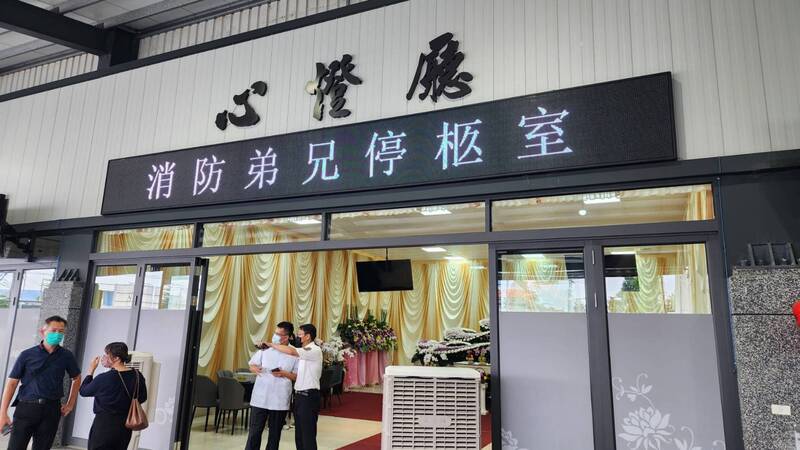屏東科技產業園區明揚國際科技公司廠房大火，截至23日中午，已有3名消防員殉職。圖為消防弟兄停柩室。中央社