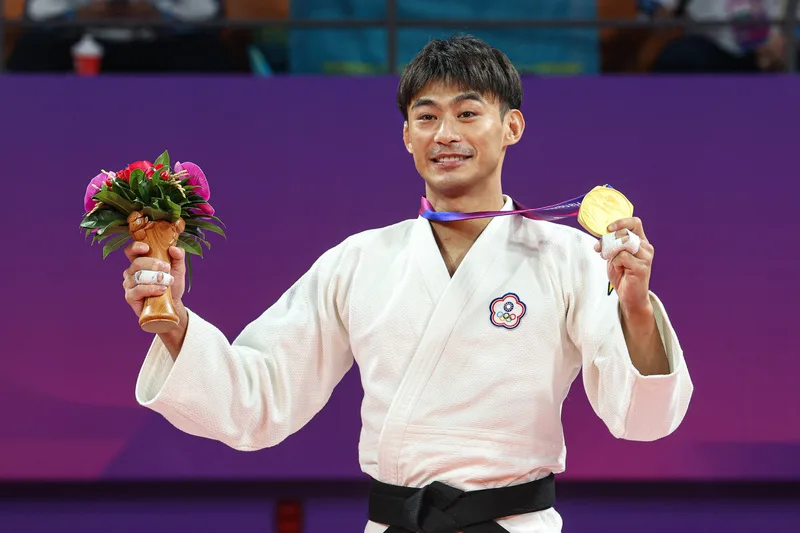 楊勇緯背負著眾人期待，昨（24）日在杭州亞洲運動會男子柔道60公斤級決賽扳倒韓國選手李夏林，奪本次中華隊亞運首金，這也是台灣亞運史上第100金。中央社