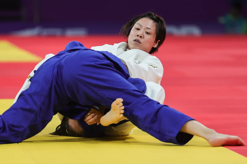 台灣「柔道女王」連珍羚（白衣）25日在杭州亞運女子57公斤級項目出賽，擊敗吉爾吉斯選手晉級8強賽。中央社