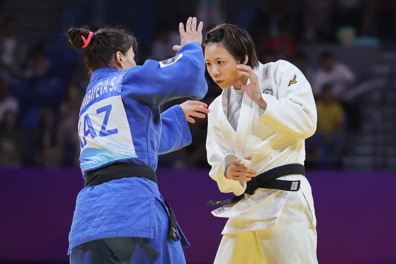 台灣「柔道女王」連珍羚（右）25日在杭州亞運柔道女子57公斤級項目出賽，在8強賽以2個半勝取得一本，擊敗哈薩克對手，晉級4強。中央社