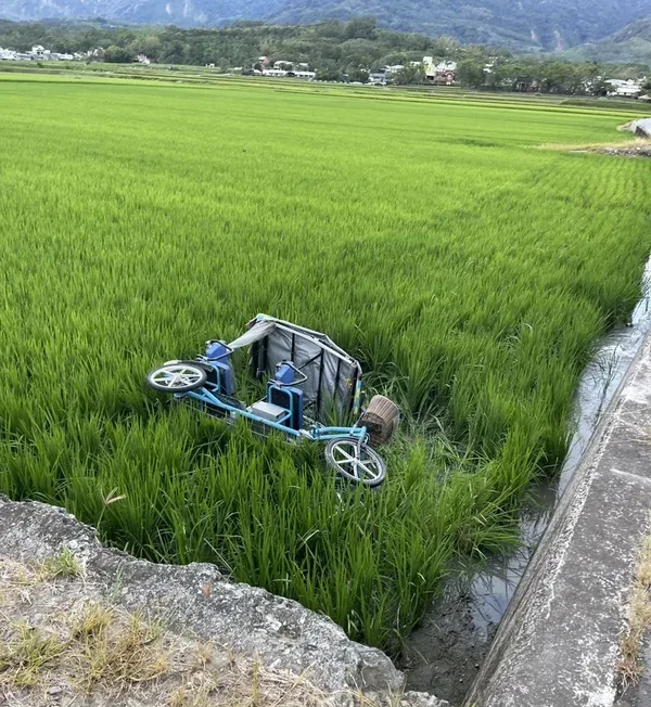 伯朗大道常有電動車摔落田　慢車條例仍卡住