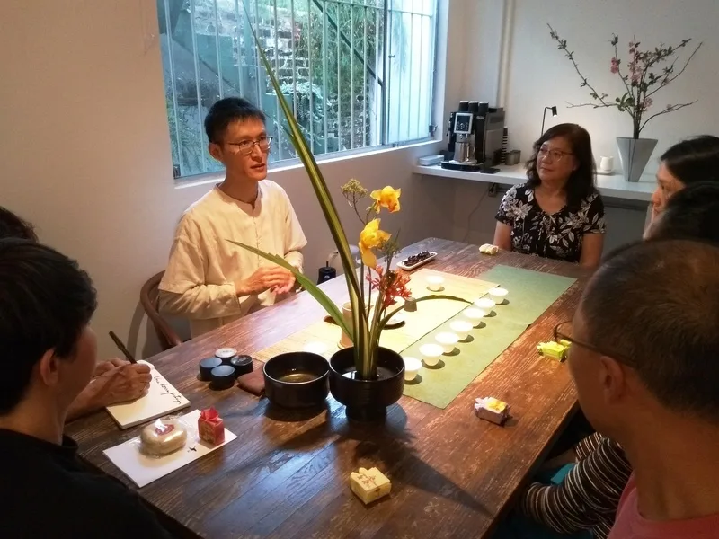 巴西台僑陳家靖(左1),於聖保羅市創設實驗性茶坊Tea Lab,供有志茶人暢談交流的場域。中央社