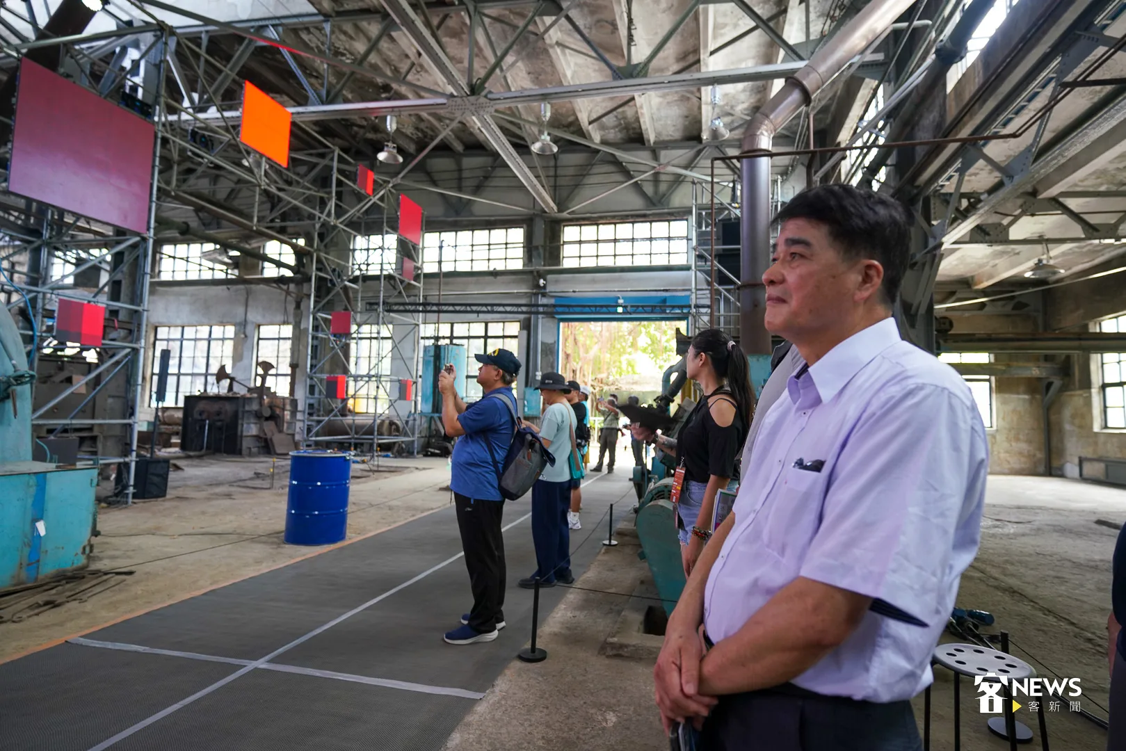 曾為臺北機廠廠長的賴興隆，走過老廠區，不禁感概萬千回想起在機廠工作的日子。何柏均攝