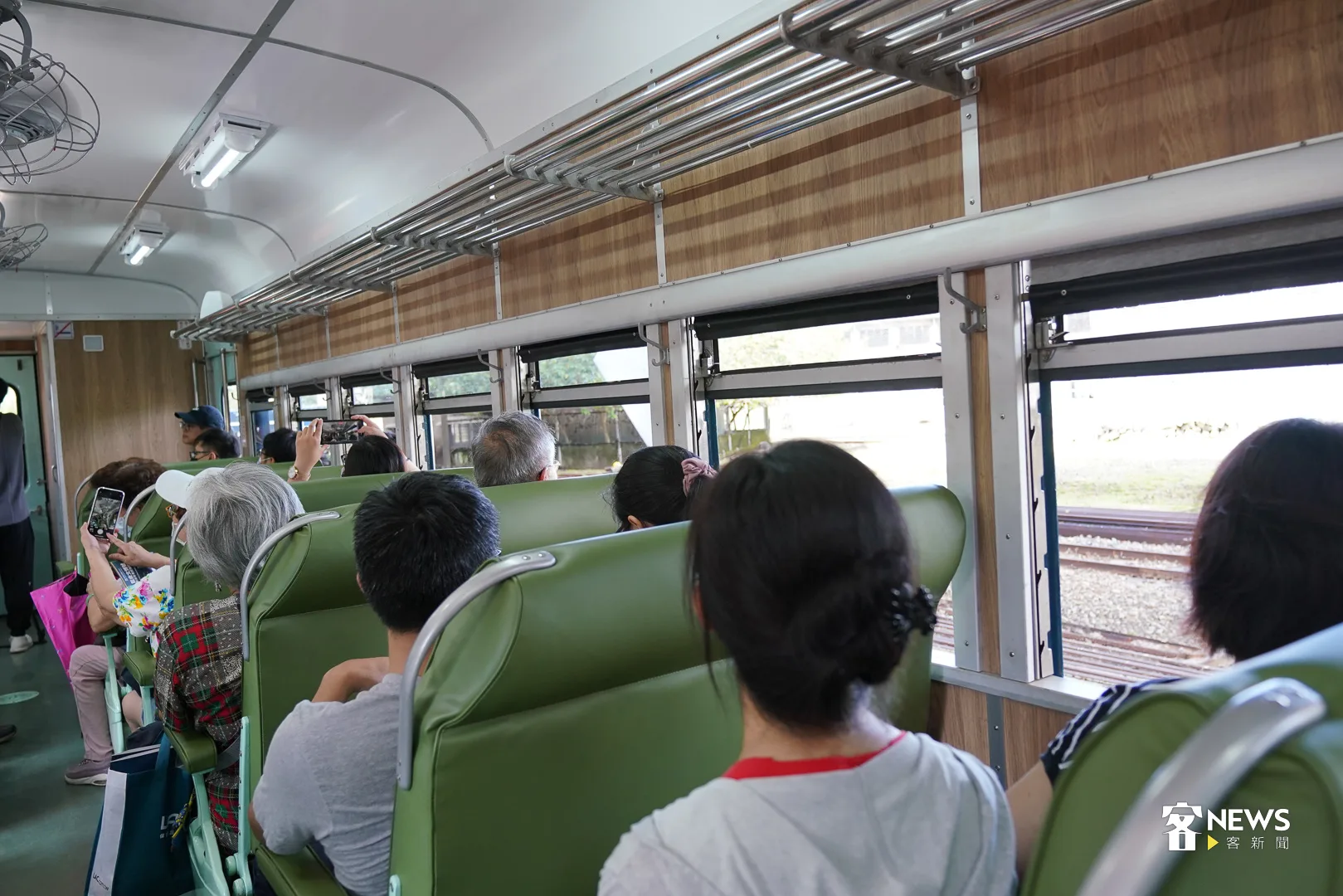 許多民眾排隊搭乘藍皮火車，回味往日坐火車仍可開窗戶的情景。何柏均攝