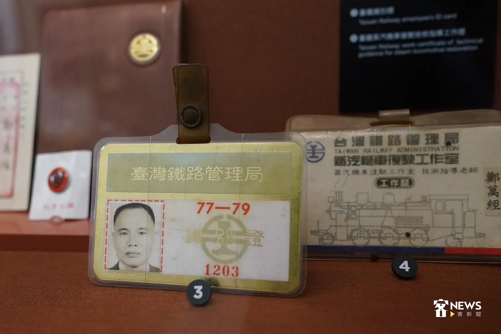 苗栗客家人鄭萬經，曾是臺鐵局的副廠長，退休後仍靠著精湛的修火車技術，一起修復蒸汽火車。何柏均攝