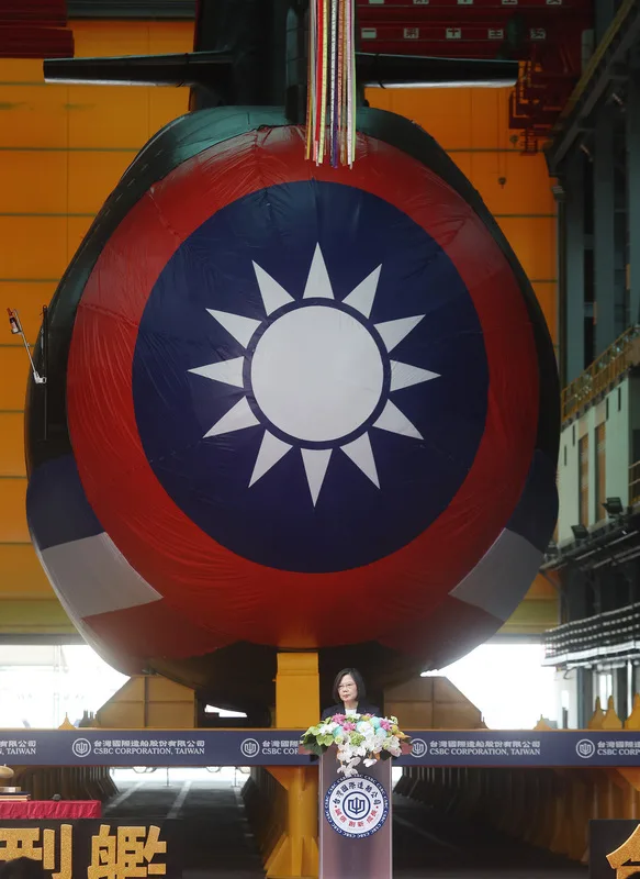 潛艦國造原型艦「海鯤號」28日上午在高雄台船廠區舉行下水暨命名典禮，由總統蔡英文親自主持。中央社