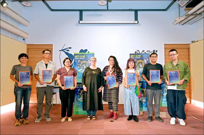 台灣國際民族誌影展策展人司黛蕊(左4)、影展大使陳潔瑤(右4)與入選台灣導演合照。台灣國際民族誌影展提供