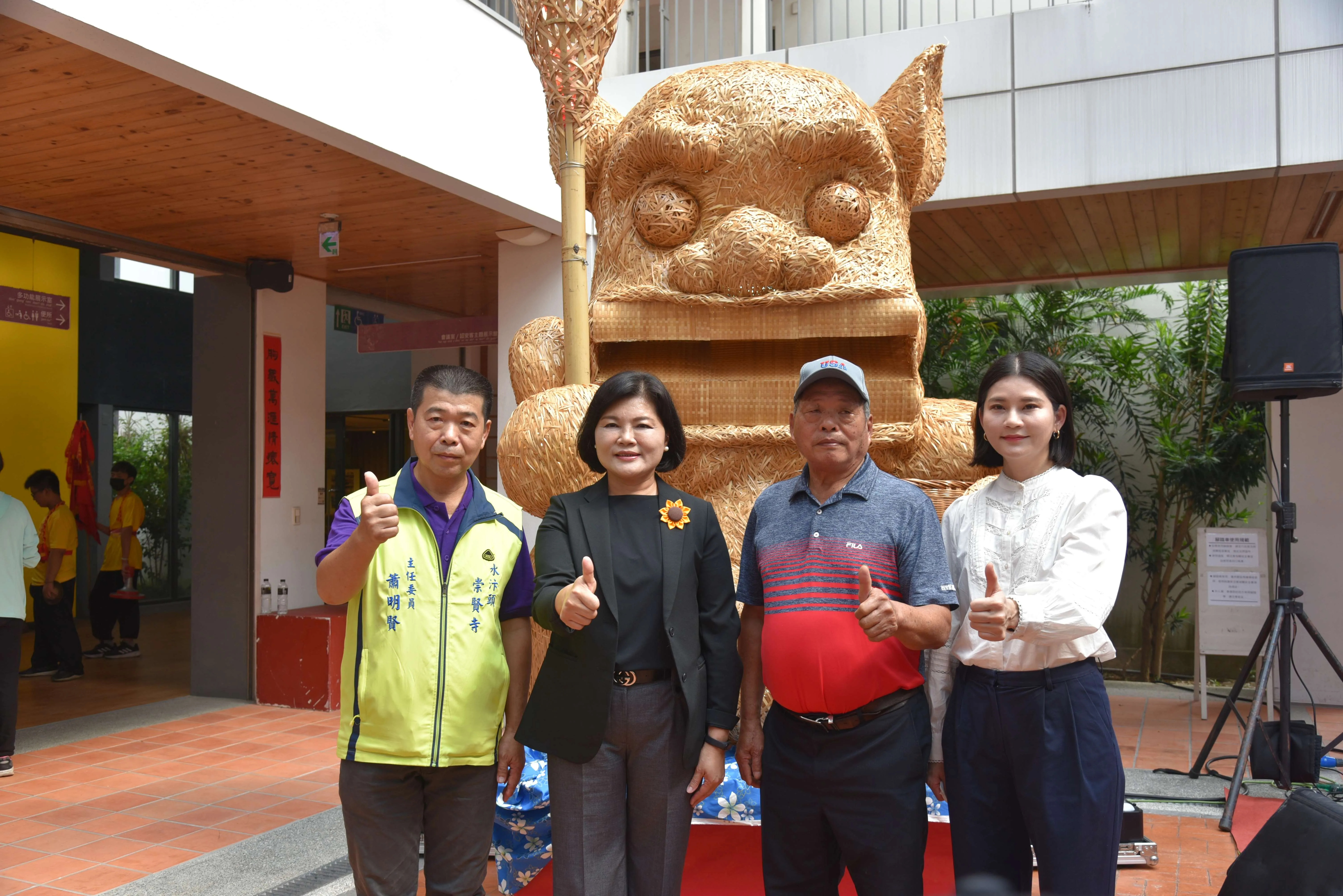雲林縣長張麗善（左2）與貴賓於3米高開口獅前合影。雲林縣政府提供