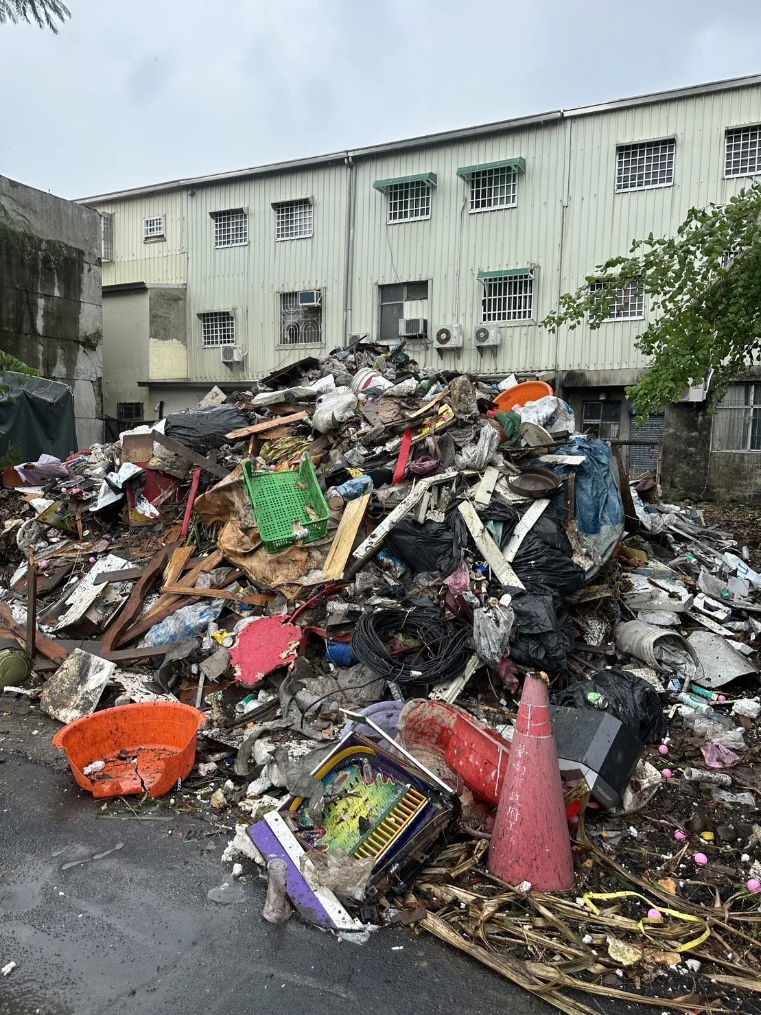 臺南環保局第一時間立即清除積水容器和孳生源外,當場也依廢棄物清理法裁處3000至6000元罰鍰。臺南市環保局提供