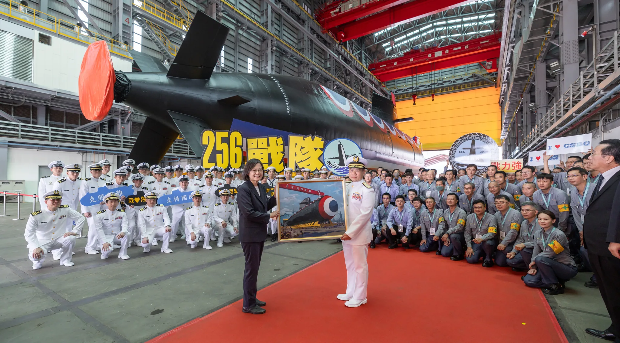 海軍256戰隊正式編成潛艦原型艦接艦編組，為接續各項測試任務做好準備。圖中可見海鯤號X型尾舵。總統府提供