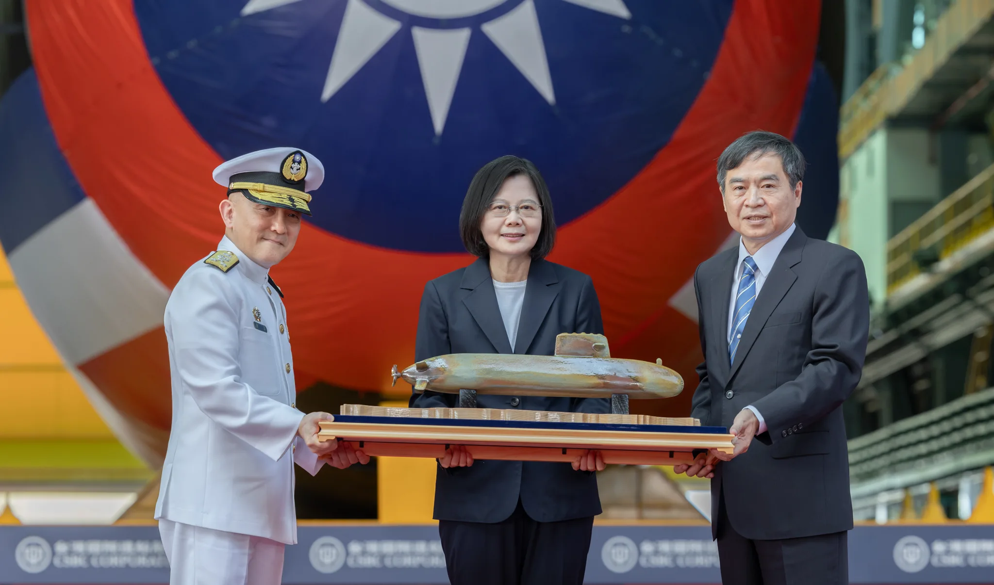 台船董事長鄭文隆（右）致贈苗栗華陶窯廠製成的陶瓷「海鯤潛艦」模型予海軍，海軍司令唐華（左）代表接受。