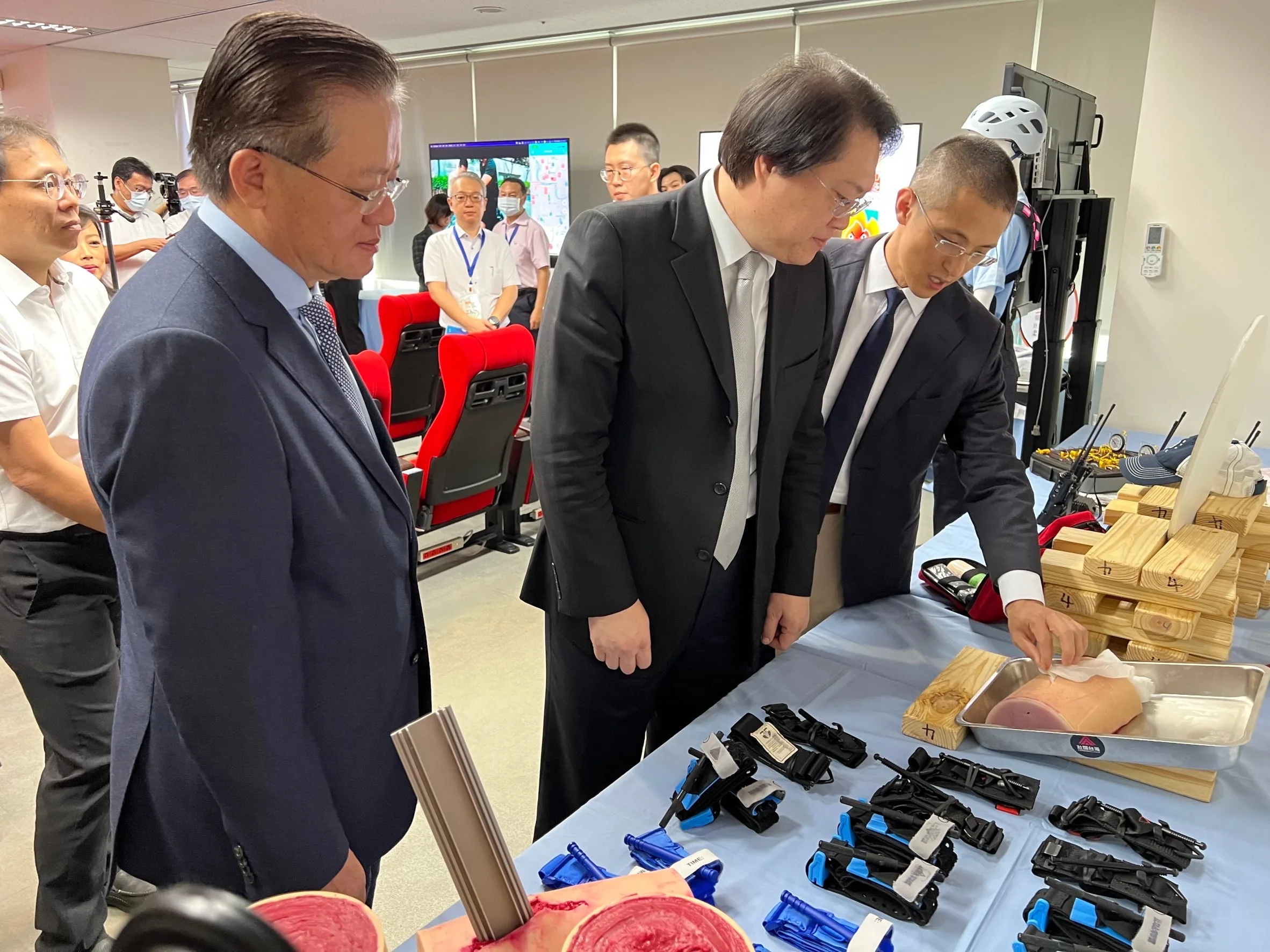 內政部長林右昌聽取壯闊臺灣理事長吳怡儂介紹TECRT通訊設備。內政部提供