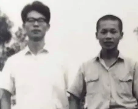 傅銀樵念初、高中時國文都給李喬教過，圖為傅銀樵（右）念苗農時與老師合影。傅銀樵提供
