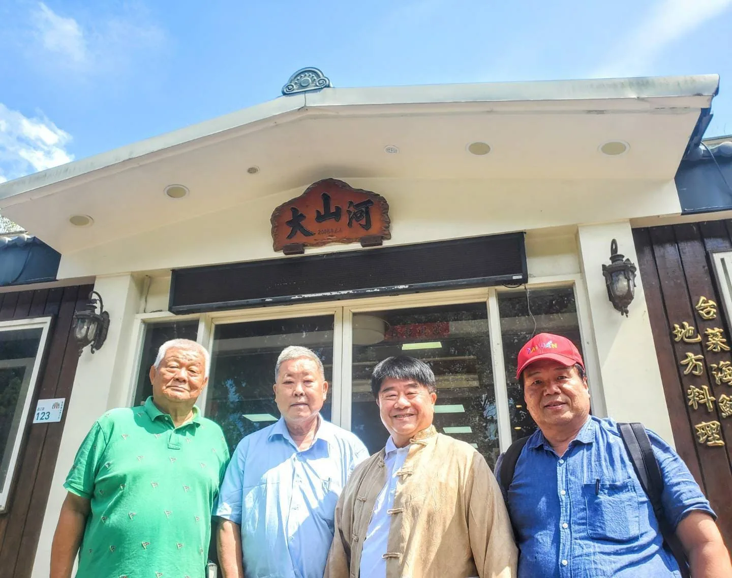 台大退休教授邱榮舉（右一）支持黃森松（左二）寫《台灣客家簡明史》，在里港舉行的新書發表會與李彪（左一、前中國時報南部版總編輯）、學者李朝明（右二）合影。黃森松提供