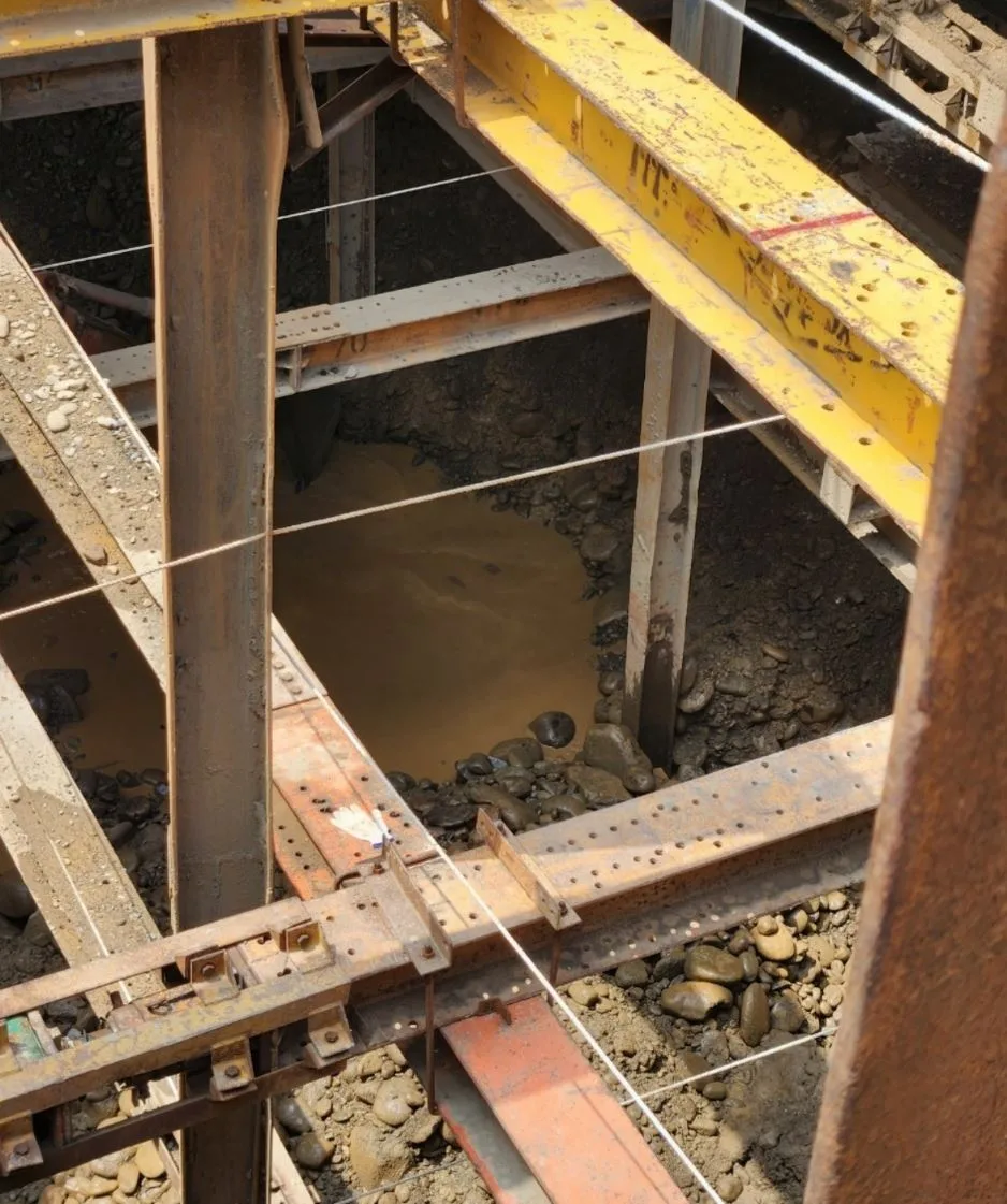 稽查員也發現該工程基地進行開挖作業時，遭地下水湧入工地產生黃泥水流至豆子埔溪造成污染。新竹縣政府提供