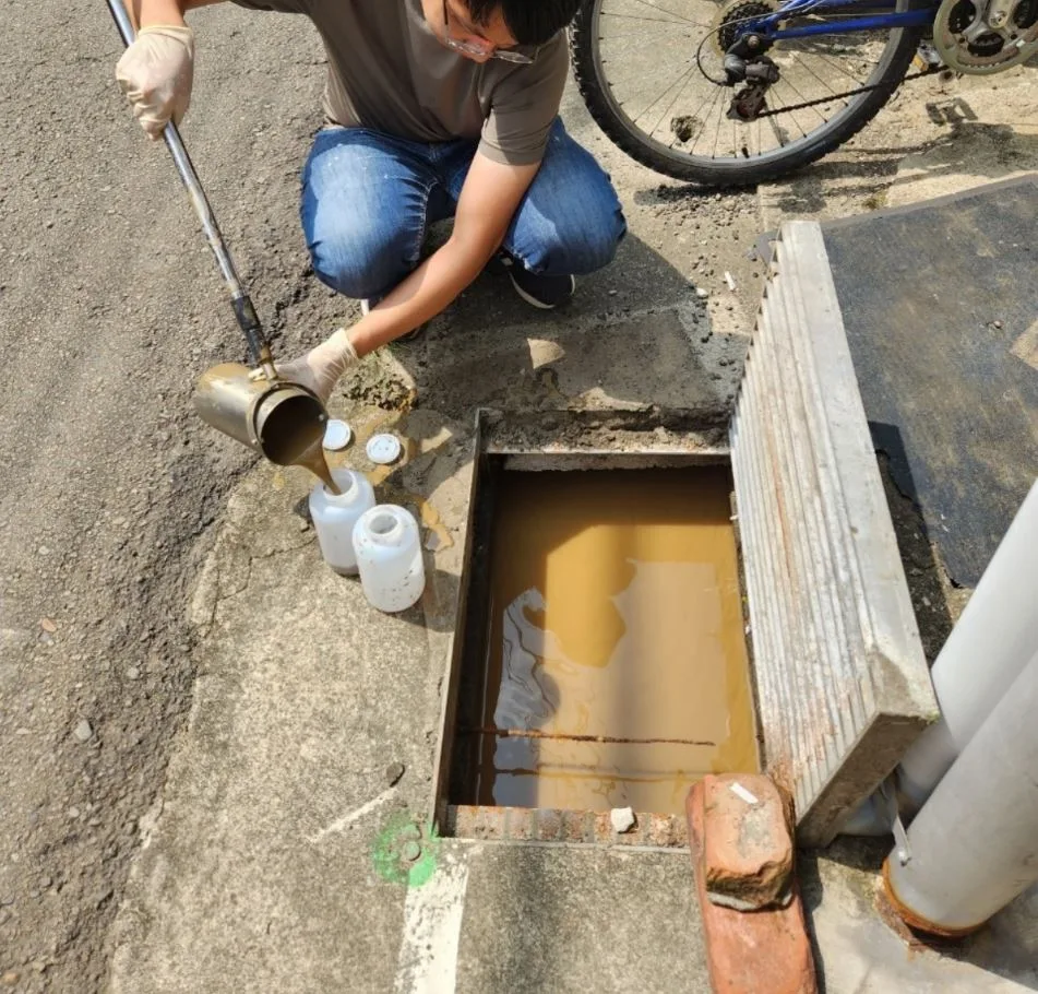 竹北豆子埔溪遭工地廢水染黃　環保局開罰並要求3日內復原